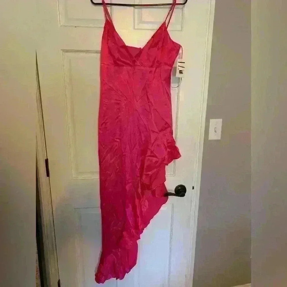 NWT-Ember Midi Dress in Pop Pink
Bardot SZ XL - Picture 4 of 8